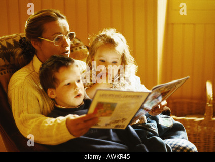 Young woman reading book pour les enfants Banque D'Images