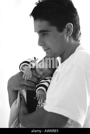 Man hugging baby, side view, b&w Banque D'Images