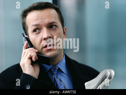 Businessman using cell phone Banque D'Images