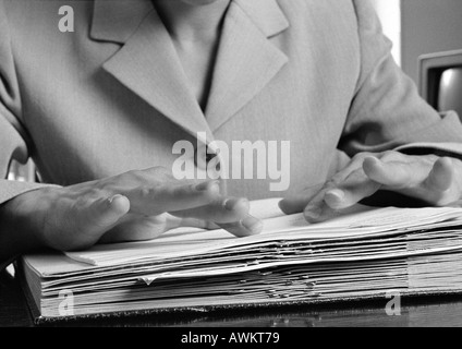 Mains sur livre, close-up, b&w Banque D'Images