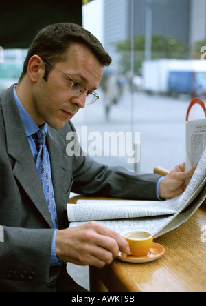 L'homme le café tout en lisant le journal Banque D'Images