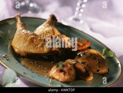 Cuisse de canard au foie gras sur un plat, close-up Banque D'Images