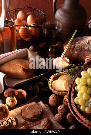 Foie gras et truffes affichée sur table, entouré par d'autres aliments Banque D'Images