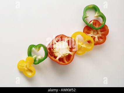 Tranches de rouge, jaune et de poivrons verts. Banque D'Images