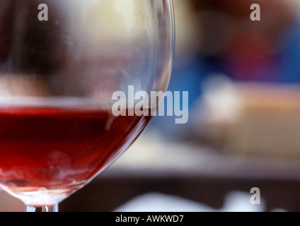 Vin rouge dans le verre, extreme close-up Banque D'Images