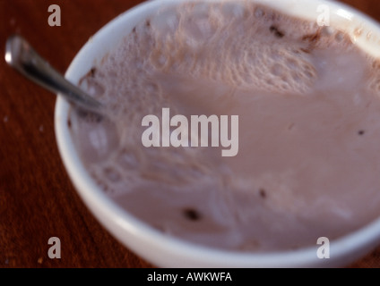 Cuillère dans un bol de chocolat chaud, close-up Banque D'Images