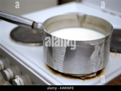Casserole de lait sur la cuisinière Banque D'Images