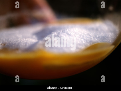 Le sucre d'œuf dans un bol à mélanger, close-up Banque D'Images