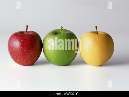 Rouge, vert et jaune des pommes dans une rangée Banque D'Images