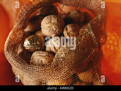 Les noix dans un sac de jute, golden Banque D'Images