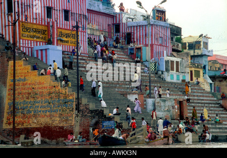 Sections locales sur l'un des ghats au bord du Gange à Varanasi, Inde Banque D'Images