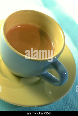 Espresso sur soucoupe, close-up Banque D'Images