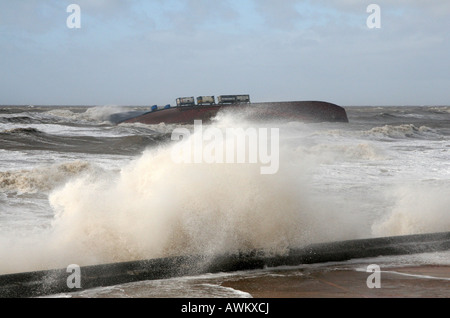 Des vents de tempête battues le Riverdance Ferry et la Fylde coast à l'invités de près de Blackpool à marée haute. Banque D'Images