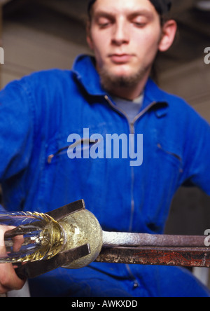 L'homme à une combinaison, travail du verre Banque D'Images