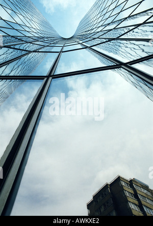Dans la construction du gratte-ciel façade, low angle view Banque D'Images