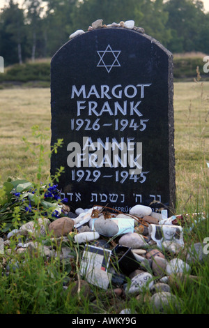 Le mémorial tombe pour Anne Frank et sa sœur Margot dans l'ancien camp de concentration Nazi à Bergen Belsen, en Allemagne. Banque D'Images