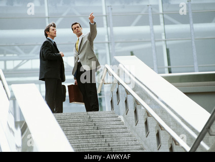 Deux hommes d'en haut des escaliers Banque D'Images