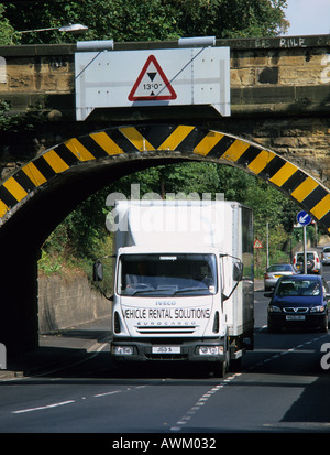 Camion passant sous le pont ferroviaire faible leeds uk Banque D'Images