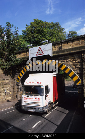 Camion passant sous le pont ferroviaire faible leeds uk Banque D'Images