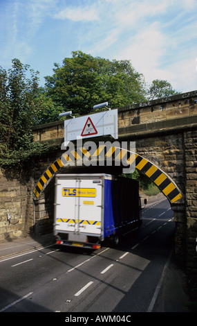 Camion passant sous le pont ferroviaire faible leeds uk Banque D'Images