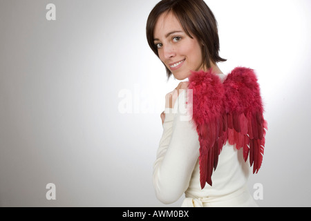 Jeune femme avec des ailes d'ange Banque D'Images