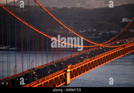 Le trafic sur le pont suspendu, le Golden Gate Bridge, San Francisco, California, USA Banque D'Images
