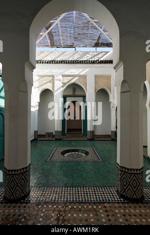 Petite cour intérieure au Palais Dar Mnebhi, musée privé de Marrakech, Maroc, Afrique Banque D'Images