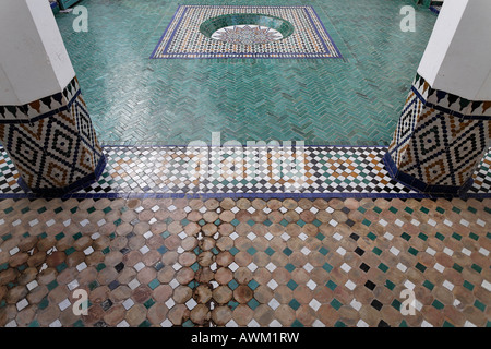 Carreaux de sol décoratifs (Zellij), Palais Dar Mnebhi, Musée privé de Marrakech, Maroc, Afrique Banque D'Images