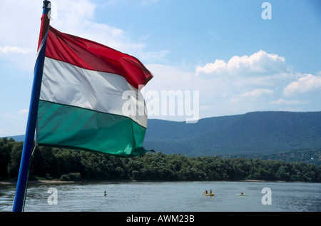 Close-up d'un drapeau hongrois en volant avec les gens dans un bateau en arrière-plan, le lac Balaton, Hongrie Banque D'Images