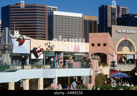 Les touristes au centre commercial, Horton Plaza, San Diego, California, USA Banque D'Images