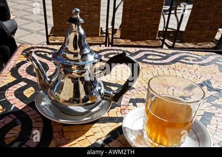 Théière marocaine et orné d'une mosaïque de verre sur table dans un café de la rue dans le quartier historique de Médina, Marrakech, Maroc, Afrique Banque D'Images