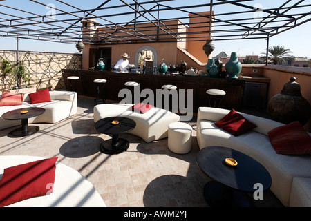 Bar contemporain sur le patio du café Arabe situé sur le toit dans le quartier historique de la Médina, Marrakech, Maroc, Afrique Banque D'Images