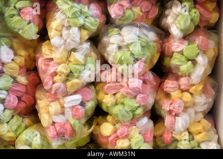 Bonbons colorés enveloppés dans du plastique dans une vitrine de magasin, quartier historique de Medina, Marrakech, Maroc, Afrique Banque D'Images