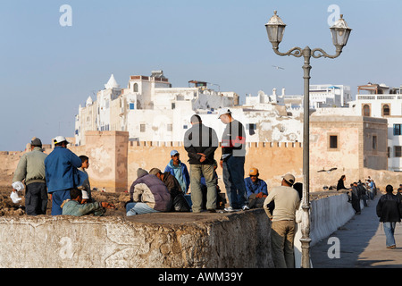 Pêcheurs debout sur le mur du port dans le quartier historique de la Médina, Essaouira, Maroc, Afrique Banque D'Images