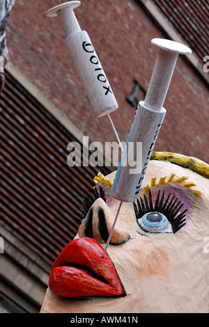 Papier-mâché femme avec le collagène et le botox bloque dans les aiguilles de ses lèvres et visage, Carnaval (Mardi Gras) défilé à Duesseldorf, N Banque D'Images