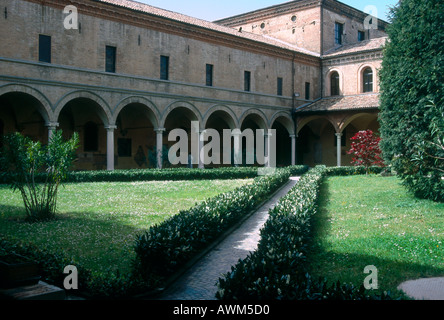 Jardin dans la cour d'un monastère, Piazza San Domenico, Bologne, Emilie-Romagne, Italie Banque D'Images