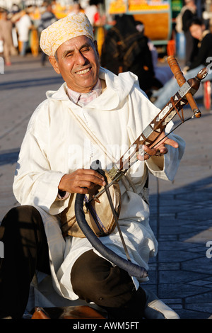 Les musiciens berbères jouent du luth arabe traditionnel à Djemaa el-Fna, Marrakech, Maroc, Afrique Banque D'Images