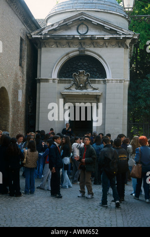 Les touristes à proximité d'un tombeau, tombeau de Dantès, Ravenne, Émilie-Romagne, Italie Banque D'Images