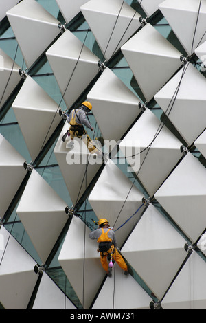 Nettoyage du toit au Theatres on the Bay à Singapour Banque D'Images