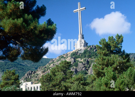 Croix sur la colline parlementaire, Valle de Los Caidos, San Lorenzo de El Escorial, Madrid, Espagne Banque D'Images