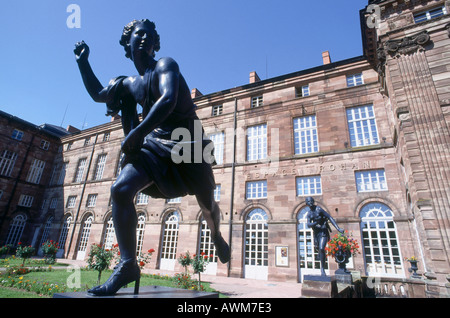 Statue devant château, Château des Rohan, Saverne, Alsace, France Banque D'Images