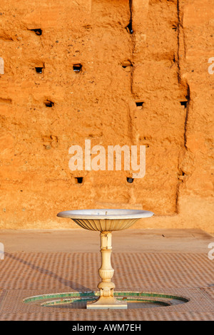 En fontaine en face de l'ancien mur de glaise, ruines historiques du Palais El Badi, Marrakech, Maroc, Afrique Banque D'Images