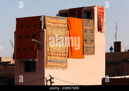 Maison Souk coloré drapé de tapis berbères, Marrakech, Maroc, Afrique Banque D'Images