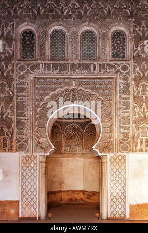 Stuc décoré Mihrab (alcôve de prière) Medersa Ali-Ben-Youssef, Médina, Marrakech, Maroc, Afrique Banque D'Images