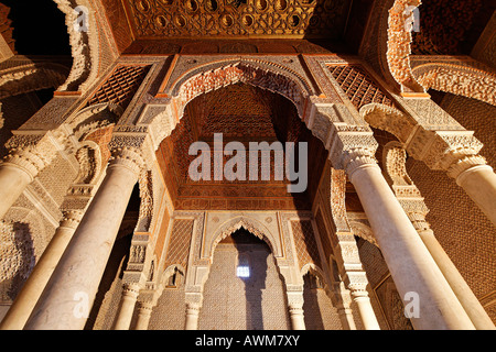 Magnifique mausolée avec coupole en bois, tombeaux Saadiens, Medina, Maroc, Afrique Banque D'Images