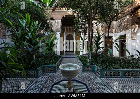 Cour intérieure ombragée, Palais de la Bahia, Marrakech, Maroc, Afrique Banque D'Images