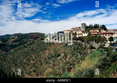 Château sur la colline parlementaire, Toscane, Italie, Europe Banque D'Images