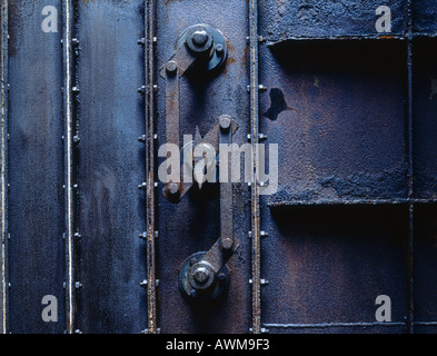 Close-up of a fermé la porte rouillée de chaudière Banque D'Images