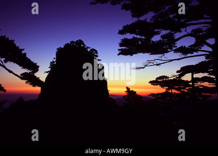 Lever du soleil à "début de croire, Pic ' Huangshan, Anhui, China, Asia Banque D'Images