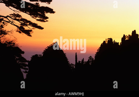 Lever du soleil à "début de croire, Pic ' Huangshan, Anhui, China, Asia Banque D'Images